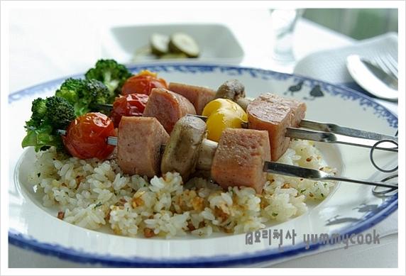 마늘밥위에 올린 스팸케밥(SPAM Kabob)