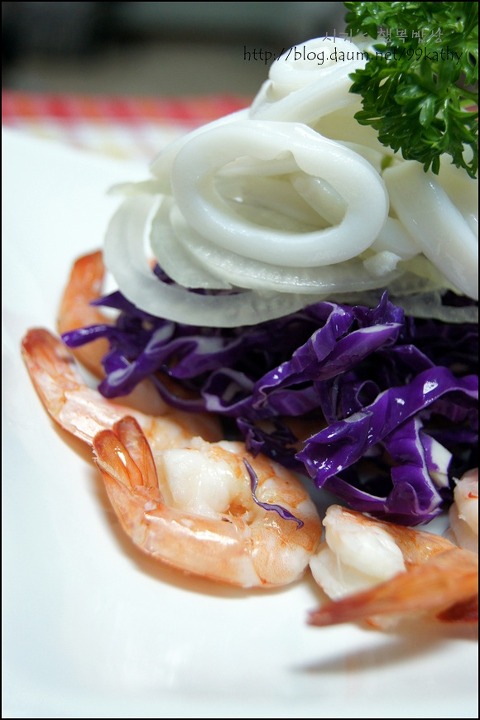 톡쏘는 맛이 매력있는 해물냉채